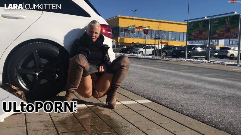 MDH: Lara Cumkitten - The crazy blonde pisses in public at the parking lot of the store [84.7 MB / FullHD / 1080p] (MyDirtyHobby) + Online