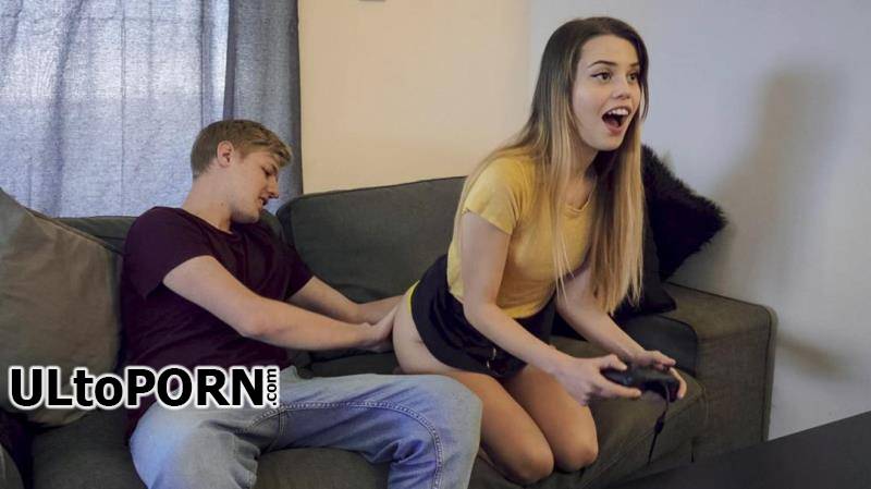 TrueAmateurs.com: Jamie Young - Cute Gamer Girl Gets Creampied By Her Boyfriend [137 MB / SD / 480p] (Amateur)