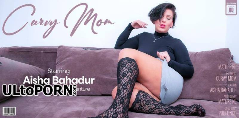 Mature.nl: Aisha Bahadur (31) - Curvy Mom Aisha is playing with her wet shaved pussy [865 MB / FullHD / 1080p] (Mature)