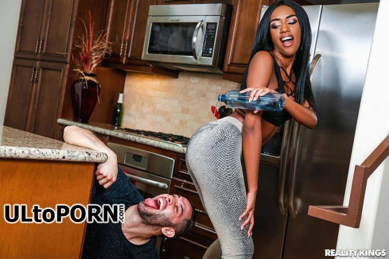 RoundAndBrown.com, RealityKings.com: Ashley Aleigh - Thirsty [340 MB / SD / 480p] (Ebony)