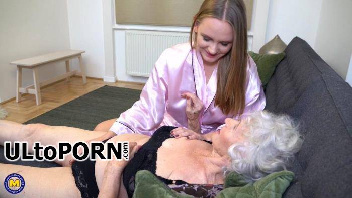 Mature.nl: Karis (22), Maria (85) - Hot teeny babe having sex with a lesbian Granny (FullHD/1080p/1.27 GB)