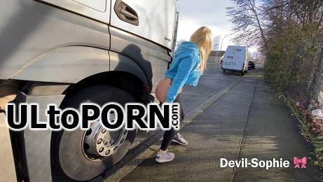 ScatShop.com: DevilSophie - OMG - how does the shit get onto the truck running board [338 MB / UltraHD 4K / 2160p] (Scat)