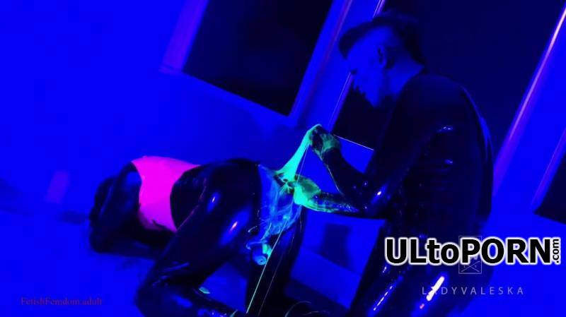 Lady Valeska Femdom: Fisting With Ultraviolet Light [1.22 GB / FullHD / 1080p] (Strapon)