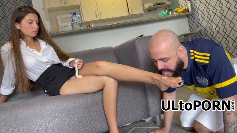 GG producer: Licking the alpha males cum off Paulinhas feet [1.59 GB / FullHD / 1080p] (Femdom)