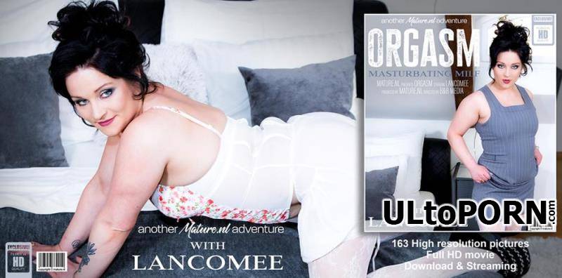 Mature.nl: Lancomee (31) - Lancomee is a shaved MILF that loves to play with her pussy in bed getting an orgasm [1.55 GB / FullHD / 1080p] (Mature)