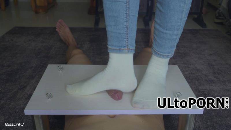 MissLinFJ - Jeans And White Socks Crush Cock [1.49 GB / UltraHD / 2160p] (Femdom)