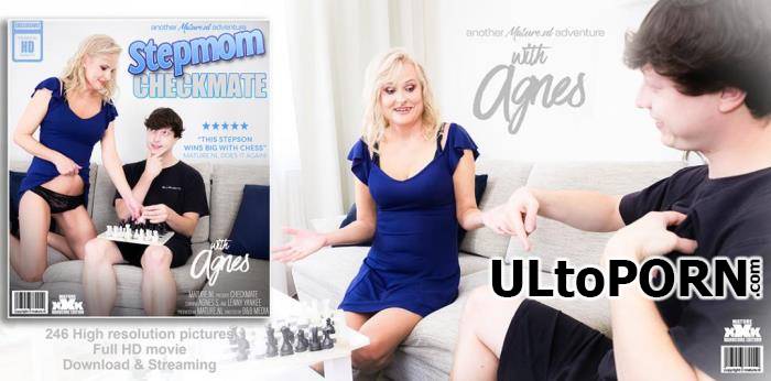 Agnes S. (54), Lenny Yankee (27) - Stepmom Agnes got a checkmate when she got fucked by her stepson on the sofa after playing chess (FullHD/1080p/1.70 GB)